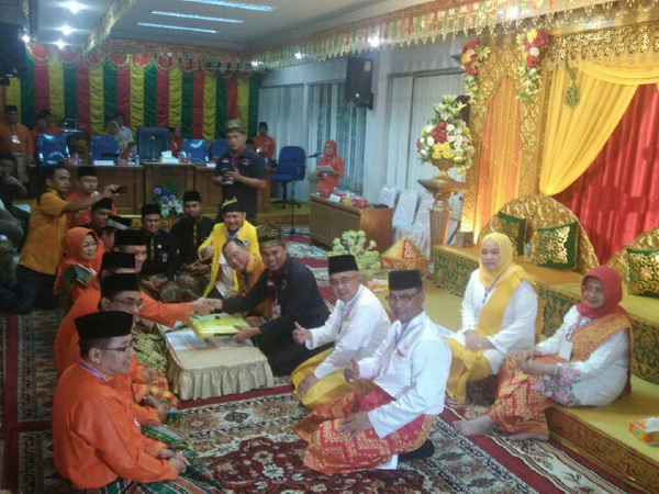 Seribuan Massa Antar Andi-Suyatno ke KPU